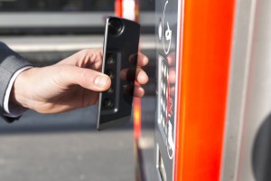 <strong>Un homme paie son billet de transport avec son téléphone mobile</strong>